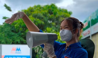 Trương Kim Ngân làm nhiệm vụ tại chốt khai báo y tế