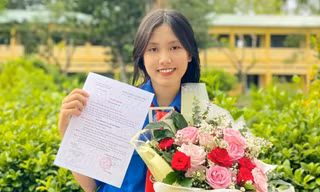 Nữ chiến sĩ tình nguyện Hoa phượng đỏ được kết nạp Đảng ở tuổi 18