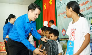 Trung ương Đoàn tặng nước sạch cho người dân vùng hạn mặn Sóc Trăng