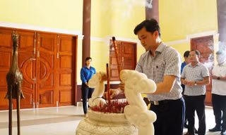 Đoàn công tác T.Ư Đoàn viếng Anh hùng liệt sĩ Trần Văn Ơn