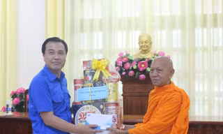 Anh Nguyễn Hải Minh tặng quà