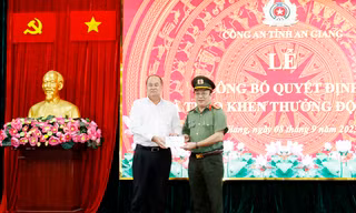 Khen thưởng nóng lực lượng điều tra vụ án vượt biên sang Campuchia