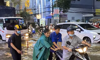 Đoàn viên thanh niên Cần Thơ giải cứu xe trong 'biển nước'