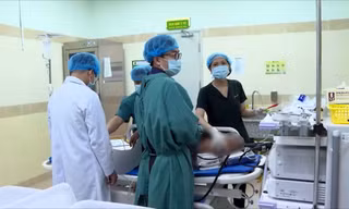 Cụ ông nguy kịch vì hóc xương cá
