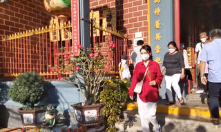 Người dân Cần Thơ lễ chùa cầu bình an ngày đầu năm mới