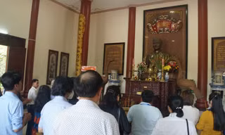 Người dân viếng nữ tướng Nguyễn Thị Định