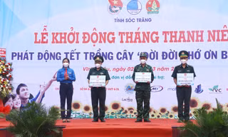 Trao lá cờ tổ quốc cho đồn biên phòng