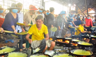 An Giang: Thiền viện đỏ lửa từ sáng đến tối, đúc bánh xèo miễn phí cho phật tử