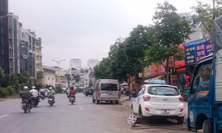 Tuyến đường đầu tư gần 200 tỷ đồng nhưng Sở TN&MT Hà Nội chủ trì đề nghị UBND TP cho phép xây dựng các kiốt bán thực phẩm bám đường.