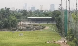 Sân tập golf tại khu vực cầu Vĩnh Tuy - Hà Nội