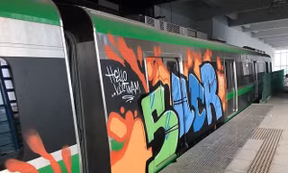 Tàu Cát Linh - Hà Đông bị vẽ hình graffiti