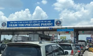 Ùn tắc tại trạm thu phí Long Phước sáng nay. Ảnh: Hạnh Ngân