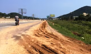 Hình ảnh bùn đất kéo từ công trường san lấp mặt bằng ra quốc lộ 1 qua huyện Nghi Lộc - Nghệ An