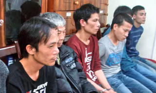 Đối tượng Lê Văn Thọ (Thọ sứt, ngoài cùng bên trái) cùng các đối tượng bị bắt giữ