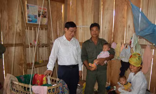 Đại diện Ngân hàng BIDV thăm gia đình một thanh niên (ở Sốp Cộp - Sơn La) vừa được nhận nhà theo Nghị quyết 30a