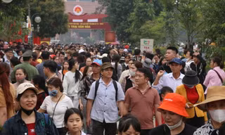 Biển người về Đền Hùng