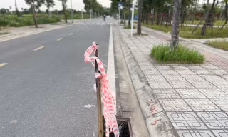 Hàng trăm nắp hố ga mất nắp thành bẫy chết người tại khu đô thị mới