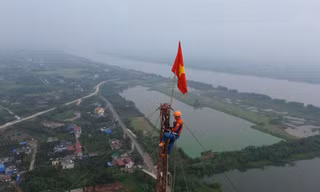 Treo mình giữa không gian thi công cột điện cao 145m kéo đường dây 500kV mạch 3 vượt sông Hồng