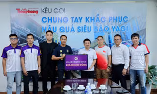 CLB bóng đá Hà Nội đến báo Tiền Phong trao 200 triệu đồng giúp đồng bào khắc phục hậu quả bão lũ