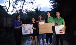 Á hậu Ngô Thanh Thanh Tú đại diện Kangaroo trao thiết bị gia dụng đến đồng bào bị ảnh hưởng bởi bão lũ tại Yên Bái