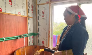 Đồng bào Dao đỏ sống khỏe nhờ thương mại hóa bài thuốc tắm độc đáo của ông cha