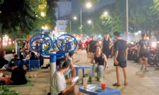 Cảnh trải chiếu, kê bàn nhếch nhác quanh hồ ở trung tâm Hà Nội