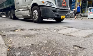 Nguy hiểm rình rập trên con đường nham nhở ở Hà Nội