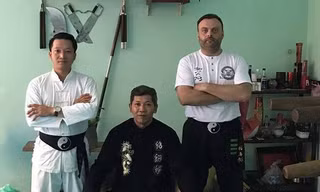 Võ sư chưởng môn Nam Nguyên Khánh (ngồi) tại võ đường ở TPHCM