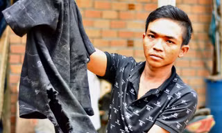 Gần một giờ vật lộn với tử thần của thanh niên đu dưới gầm xe tải suốt 20km