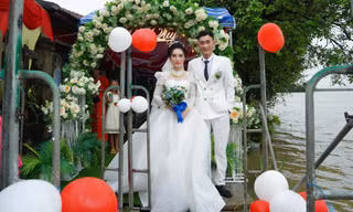 Đám cưới mùa lũ: Chú rể Phú Yên xuyên đêm dựng giàn giáo vào nhà cô dâu