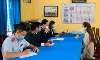 Phan Nguyễn Thanh N. (bên phải) bị lập biên bản phạt hành chính vì lan truyền thông tin thất thiệt. Ảnh: DT
