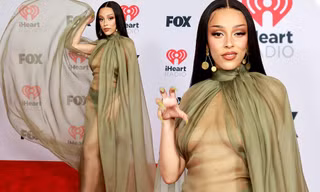Doja Cat mặc váy xuyên thấu siêu bạo, không khác bán khỏa thân trên thảm đỏ