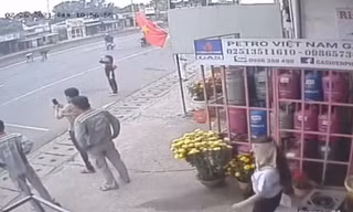 Không sợ quốc lộ đông đúc, nhiều người "hôi" tiền đánh rơi. Ảnh cắt từ clip
