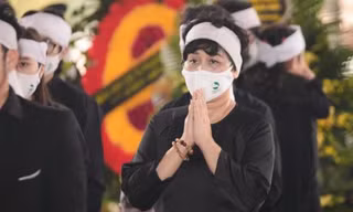 NSND Minh Hằng tại tang lễ của chồng.