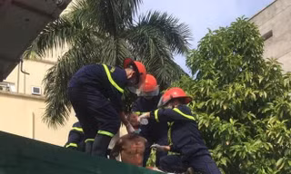 Lực lượng cứu nạn cứu hộ tiếp cận người đàn ông đòi nhảy lầu tự vẫn. Ảnh: PCCC cung cấp