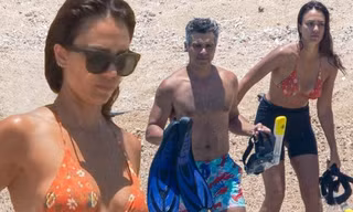 ‘Thiên thần bóng tối’ Jessica Alba khoe vòng một nóng bỏng với áo bơi bé xíu