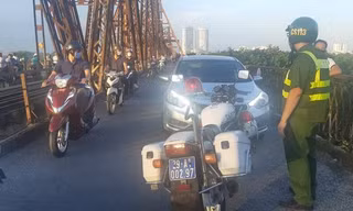 CSGT xử lý hành vi vi phạm của tài xế ô tô. Ảnh: Dân trí