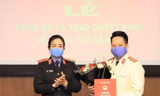 Đồng chí Nguyễn Hải Trâm, Phó Viện trưởng Viện Kiểm sát nhân dân tối cao trao quyết định và chúc mừng đồng chí Đinh Hoàng Quang. Ảnh: Báo Chính phủ