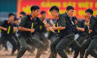 Mục kích tân binh cảnh sát cơ động diễn tập trấn áp bạo loạn