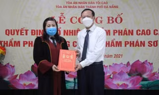 Bà Nguyễn Thị Cảnh- Chánh án TAND TP Đà Nẵng nhận quyết định bổ nhiệm chức danh Thẩm phán cao cấp.