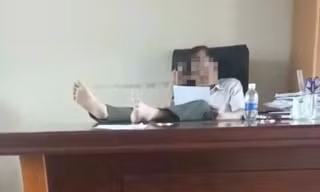 Bản tin 8H: Hạt trưởng kiểm lâm bị tạm đình chỉ vì gác chân lên bàn làm việc