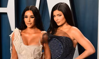 Chị em tỷ phú nhà Kardashian-Jenner có tên trong danh sách... trợ cấp thất nghiệp
