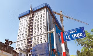 Cận Tết, khách hàng lại vây cao ốc sai phép 8B Lê Trực 'đòi nhà'