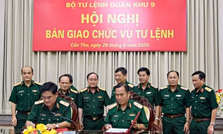 Thượng tướng Trần Đơn chứng kiến ký biên bản bàn giao chức vụ Tư lệnh Quân khu 9 giữa Trung tướng Nguyễn Hoàng Thủy và Thiếu tướng Nguyễn Xuân Dắt. Ảnh QĐND.
