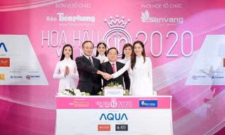 Nghi thức ký kết tài trợ trên sân khấu Họp báo khởi động cuộc thi Hoa hậu Việt Nam 2020
