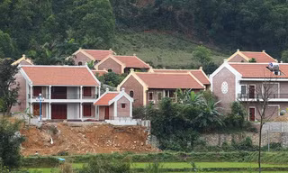 Trước đó, lãnh đạo UBND huyện Ba Vì bị kỷ luật cảnh cáo do để xảy ra nhiều vi phạm trong quản lý, sử dụng đất đai, quản lý trật tự xây dựng.