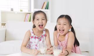 Tranh luận sữa học đường nên dùng sữa tươi hay sữa bột đang kéo dài nhiều năm nay. 