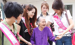 Thí sinh Miss Sport tặng quà Mẹ Việt Nam Anh hùng
