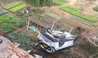 Sau pha lùi xe bá đạo của nữ tài xế, CX5 lật ngửa dưới ruộng.