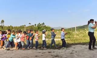 Mồ hôi, nước mắt của những cô giáo cõng chữ lên 'cổng trời'